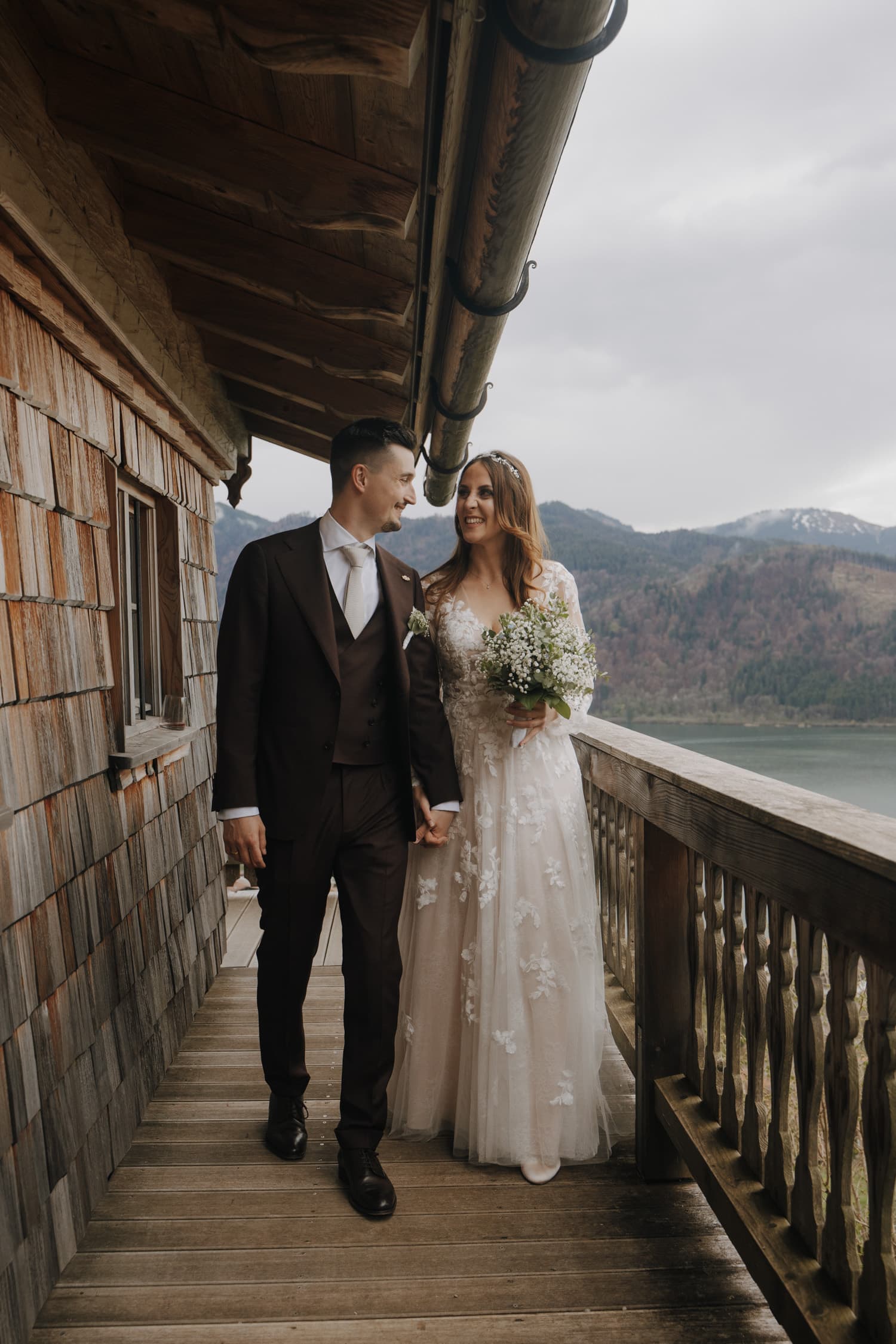 Hochzeitsfotograf Muenchen, Hochzeitsfotos Muenchen, Hochzeitsfotos Tegernsee, Hochzeitsfotograf Tegernsee, Bootshaus Tegernsee, Wallberg, Brautpaarshooting, Brautstrauss, Winterhochzeit, Brautstyling, moderne Hochzeit, Hochzeit Oberbayern, Berg Hochzeit, Alm Hochzeit, See Blick, Sommerhochzeit, Winterhochzeit, Hochzeit am See